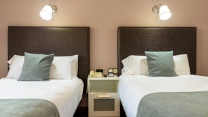 A hotel room with two beds, each with white bedding and a grey pillow. There are bedside tables with lamps and a telephone. - Alda Centro Pontevedra (Pontevedra)