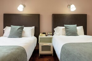 A hotel room with two beds, each with white bedding and a grey pillow. There are bedside tables with lamps and a telephone. - Alda Centro Pontevedra (Pontevedra)