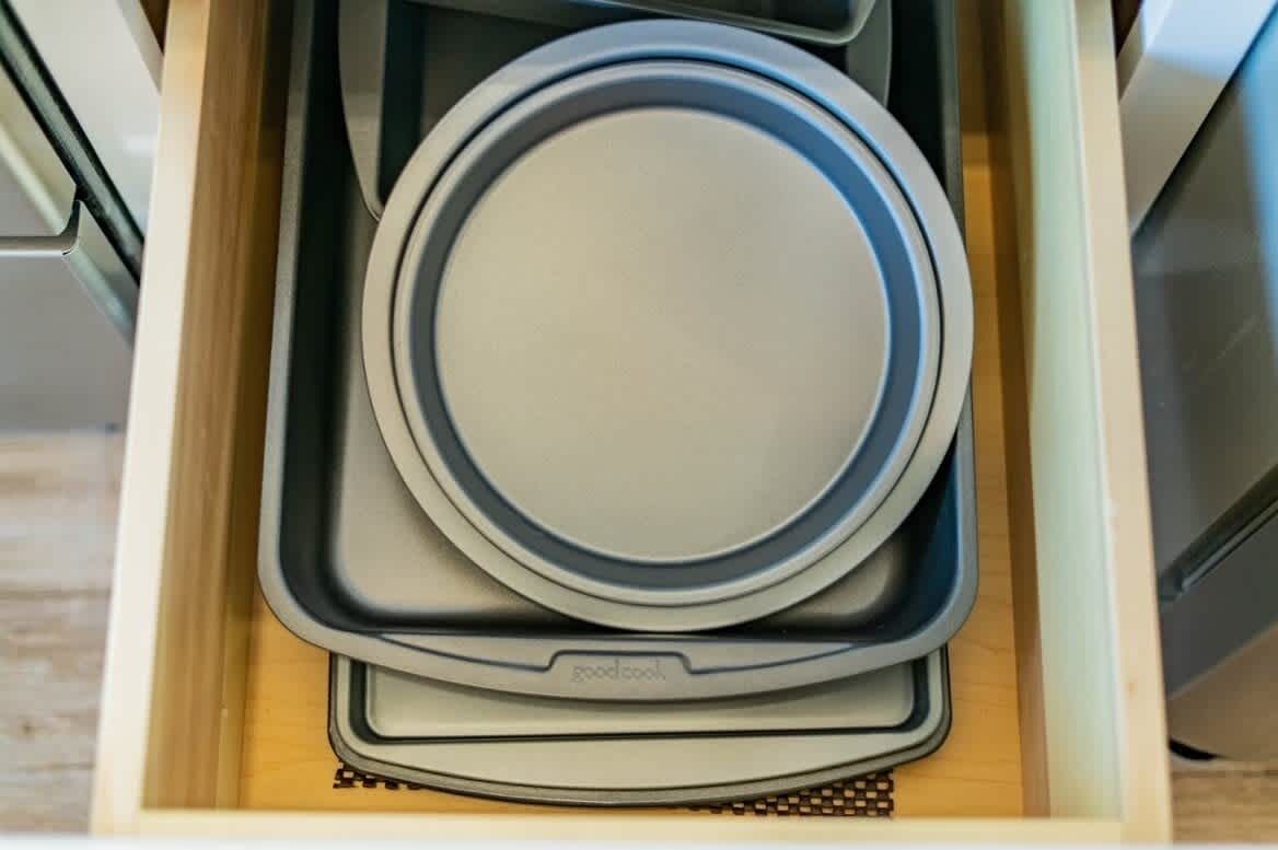 Un tiroir contenant une pile d’objets circulaires, accompagnés d’une étiquette.