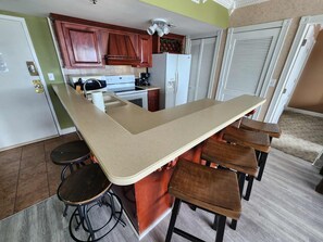 Full-sized fridge, microwave, oven, stovetop - Palace 2008 (Myrtle Beach)