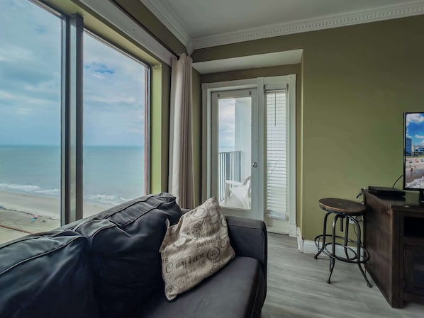 Smart TV, Netflix, streaming services - Coastal Luxe | Palace Twenty Oh Eight (Myrtle Beach)