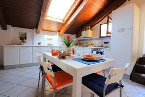 Appartamento, 2 camere da letto | Cucina privata | Frigorifero con congelatore, piano cottura, macchina per caffè espresso