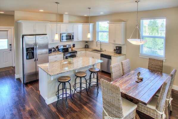 Jääkaappi, mikroaaltouuni, uuni, liesi