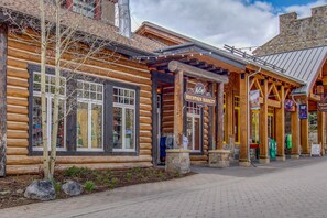 Exterior - Comfortable studio w/ a minifridge & shared hot tub - walk to the lift (Copper Mountain)