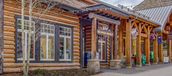 Comfortable studio w/ a minifridge & shared hot tub - walk to the lift