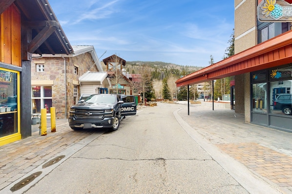 Property grounds - Comfortable studio w/ a minifridge & shared hot tub - walk to the lift (Copper Mountain)