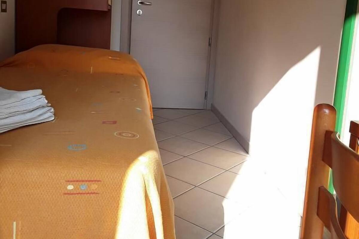 In-room safe, bed sheets