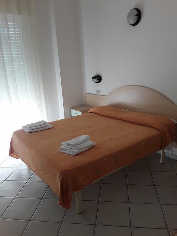 In-room safe, bed sheets