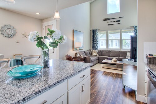 Beautifully appointed home, ADA accessible and hot tub