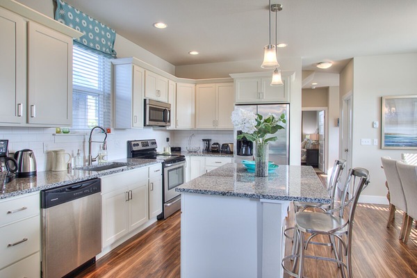 Kylskåp, mikrovågsugn, ugn och spishäll