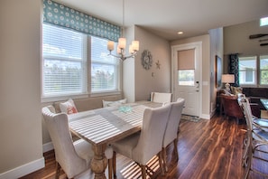 Dining - Beautifully appointed home, ADA accessible and hot tub (Ocean Shores)