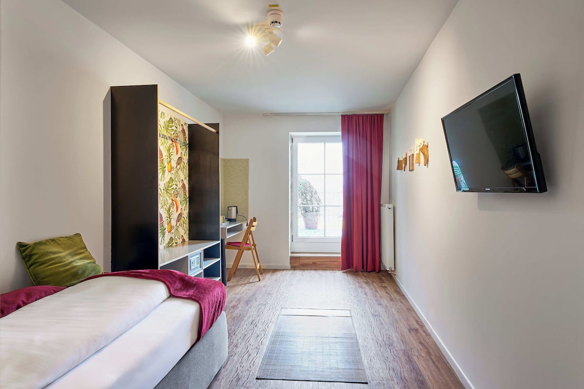 Habitación individual clásica, para no fumadores, balcón | Decoración personalizada, muebles diferentes y escritorio