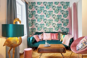 Dobbeltrom – classic, 1 queensize-seng, ikke-røyk | Oppholdsrom | En 32-tommers Flatskjerm-TV med Parabol-TV samt TV og kontorer