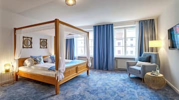 Yksilöllisesti sisustettu, yksilöllisesti kalustettu, työpöytä