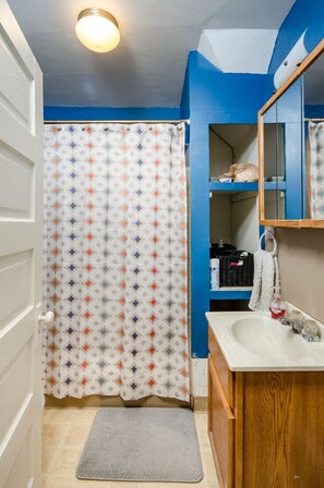 Combined shower/tub, hair dryer, towels, soap