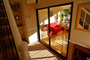 Caja de seguridad en la habitación y tabla de planchar con plancha 