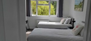 Zweibettzimmer | Zimmersafe, Bügeleisen/Bügelbrett, kostenloses WLAN, Bettwäsche