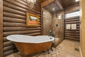 Badewanne, Haartrockner, Handtücher, Seife