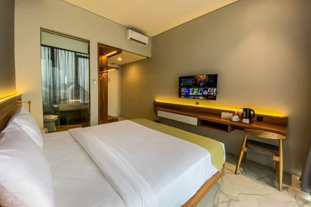 1 bedroom, desk, laptop workspace, rollaway beds