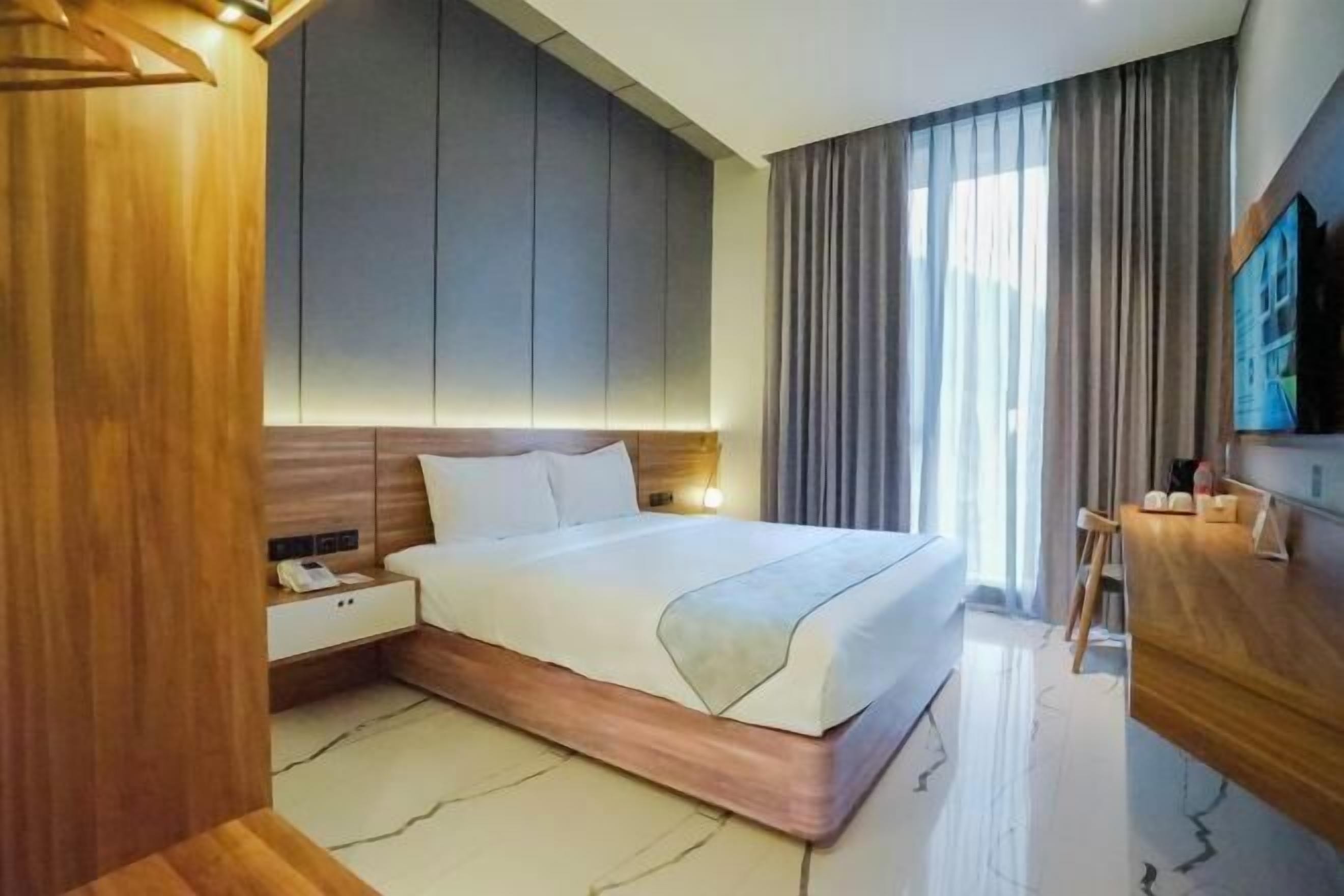 Desk, laptop workspace, free WiFi, bed sheets