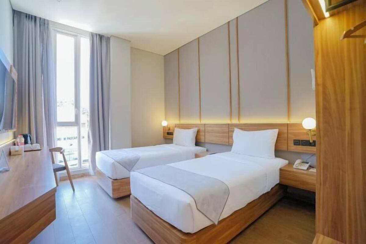 Desk, laptop workspace, free WiFi, bed sheets