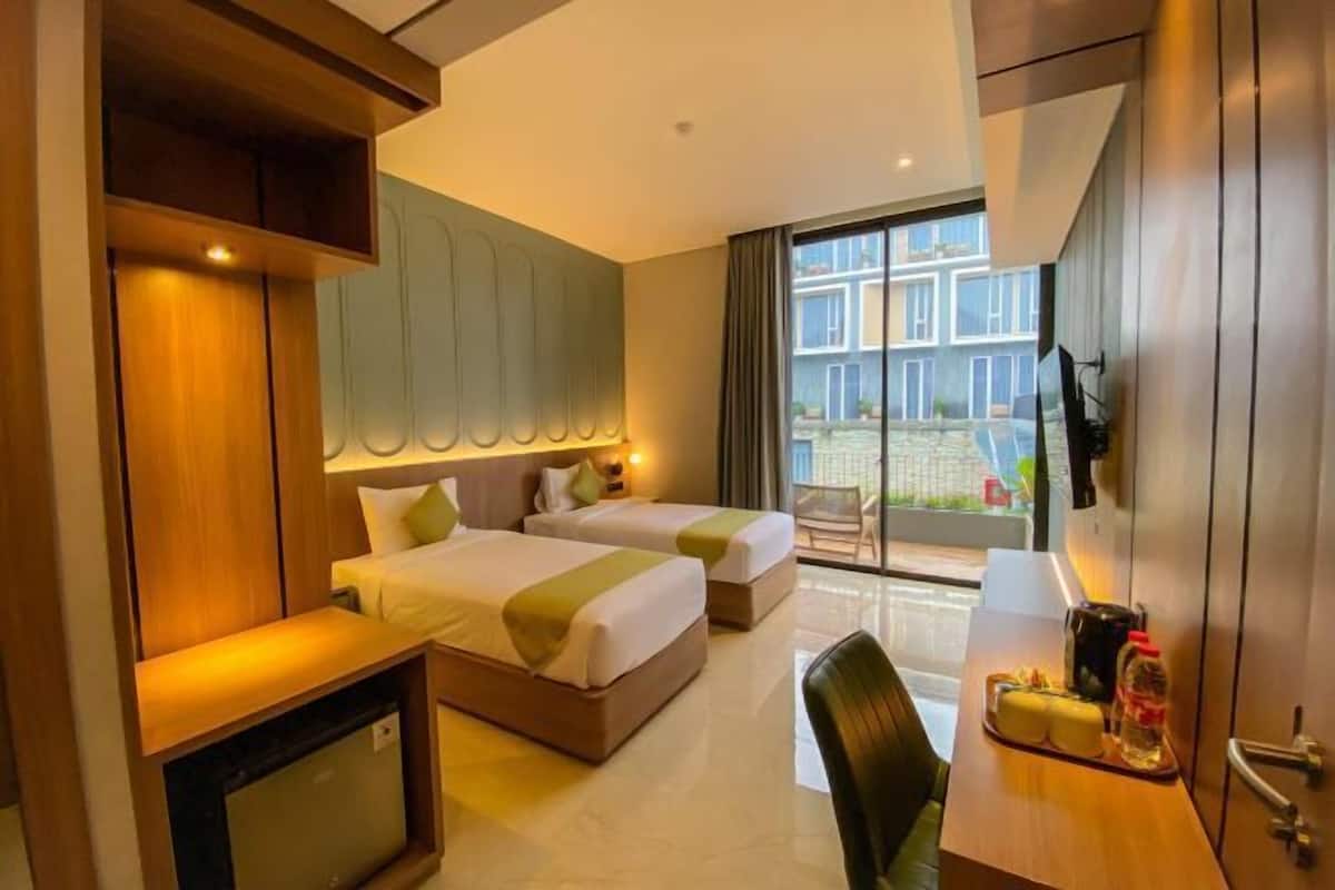 1 bedroom, desk, laptop workspace, rollaway beds