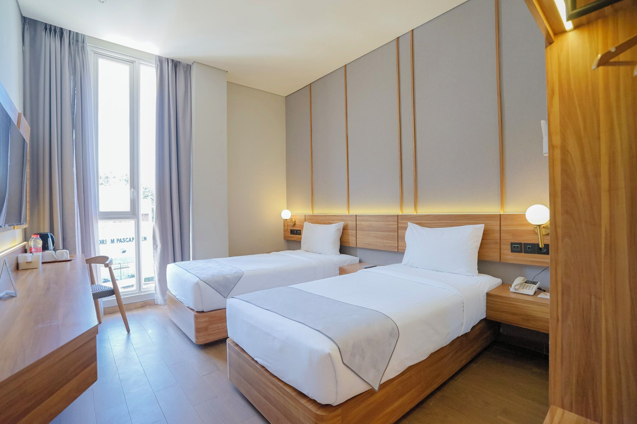 Chambre Premier avec lits jumeaux, balcon | Bureau, espace de travail pour ordinateurs portables