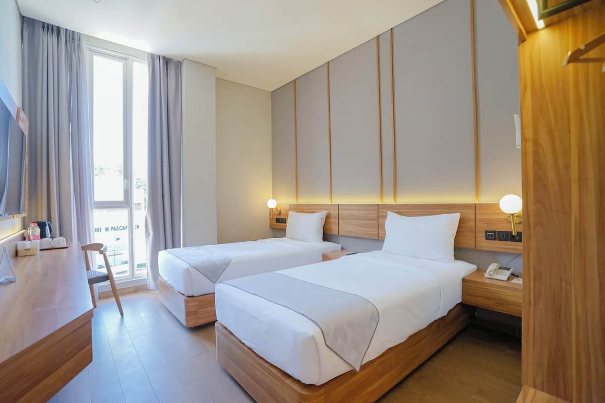 Chambre Premier avec lits jumeaux, balcon | Bureau, espace de travail pour ordinateurs portables