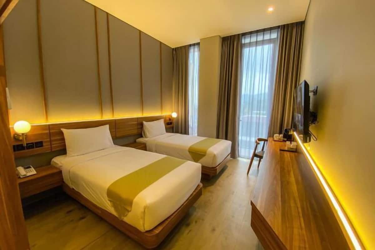 1 bedroom, desk, laptop workspace, rollaway beds