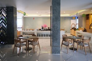 Breakfast, lunch and dinner served - Facade Hotel by Azana (Tawangmangu)