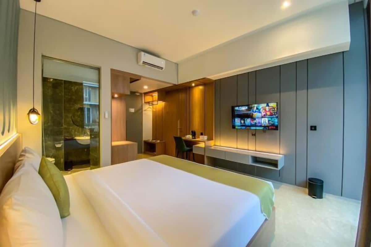 1 bedroom, desk, laptop workspace, rollaway beds