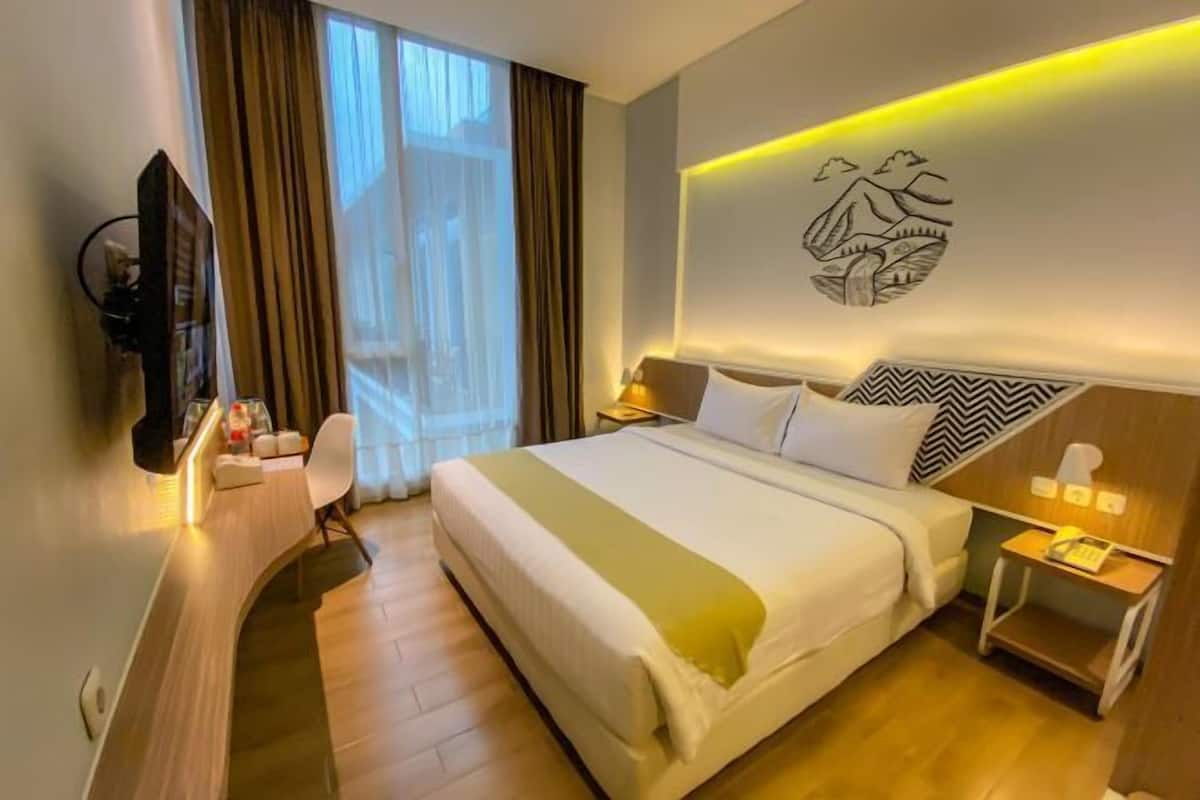 1 bedroom, desk, laptop workspace, rollaway beds