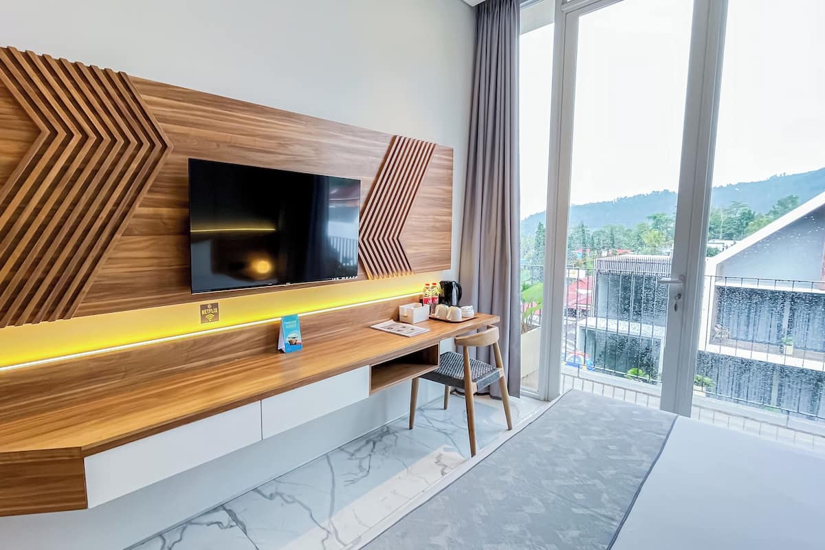 Kahden hengen premier-huone (kaksi sänkyä), parveke | Työpöytä, kannettavalle tietokoneelle sopiva työtila, ilmainen Wi-Fi