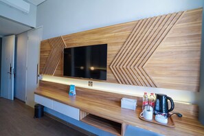 Premier Double Room | Living area | LED TV, fireplace - Facade Hotel by Azana (Tawangmangu)