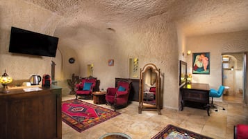 Royal Cave Suite | Khu phòng khách | TV LCD 32-inch có truyền hình vệ tinh, TV