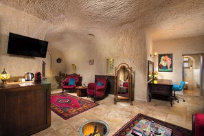Royal Cave Suite | Living area | 32-inch LCD TV with satellite channels, TV - Garden Inn Cappadocia (Avanos)