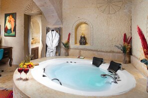 Suite reial | Bany | Dutxa, articles de tocador gratuïts, assecador de cabells i sabatilles 