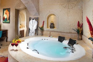 Royal Cave Suite | Baño | Ducha, artículos de higiene personal gratuitos y secador de pelo