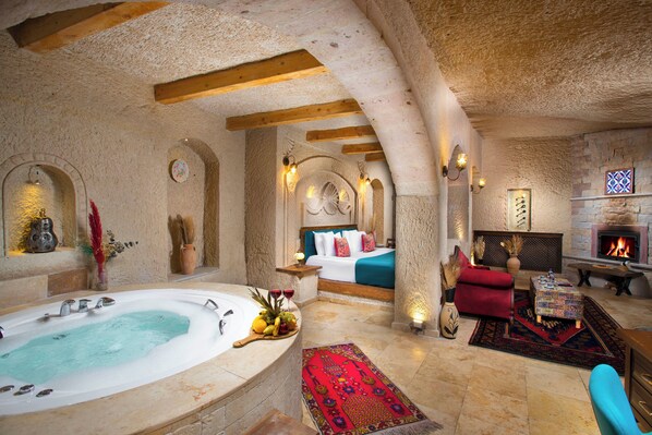 Royal Cave Suite | Bar mini, dihias secara berasingan