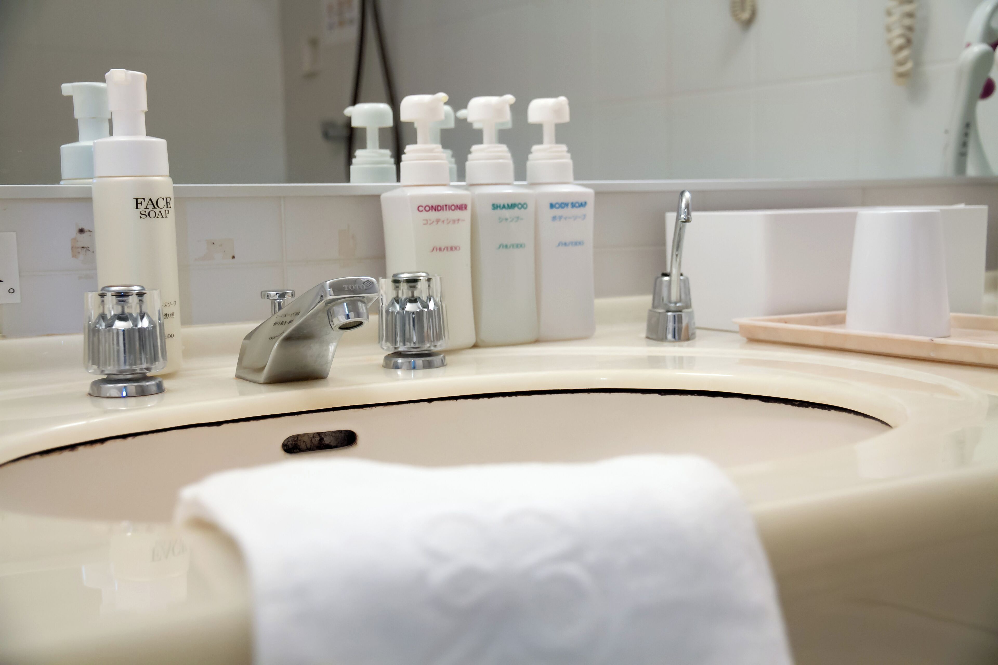 Combined shower/tub, deep soaking tub, free toiletries, hair dryer