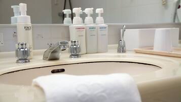 Combined shower/tub, deep soaking tub, free toiletries, hair dryer