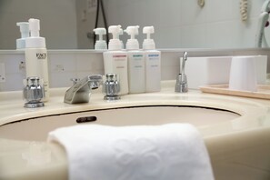Combined shower/bathtub, deep-soaking bathtub, free toiletries - Shionomaru (Imabari)
