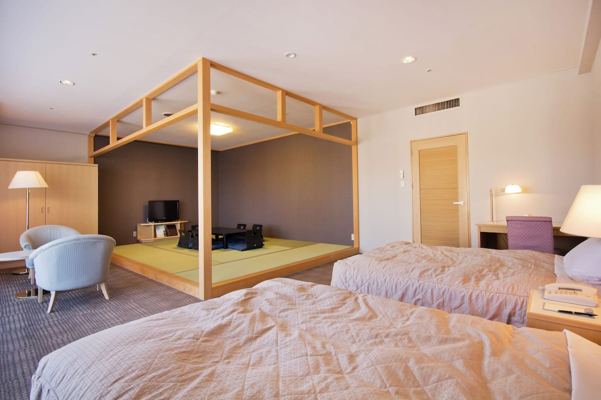 Habitación Confort, barra de apoyo en la tina | Escritorio, cortinas blackout, wifi gratis y ropa de cama