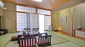 Habitación, no fumadores (Japanese Style) | Escritorio, cortinas opacas, wifi gratis y ropa de cama