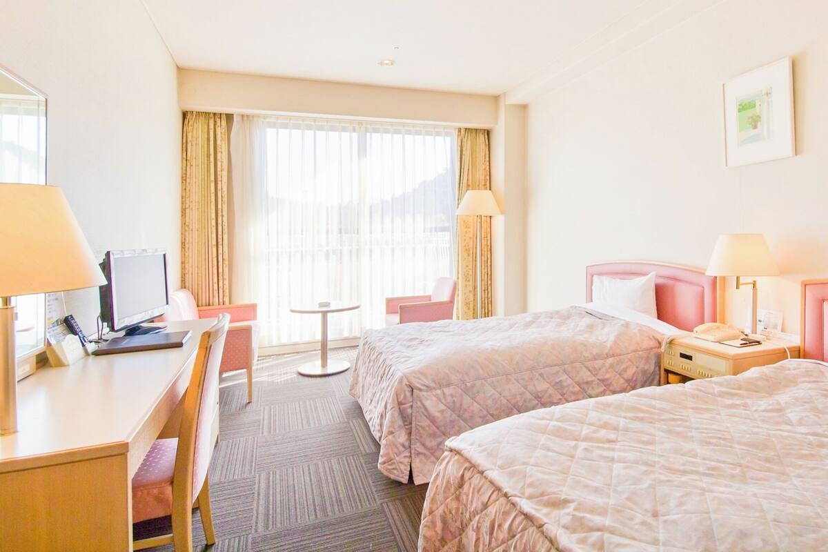 Business Twin Room | Desk, blackout curtains, free WiFi, bed sheets