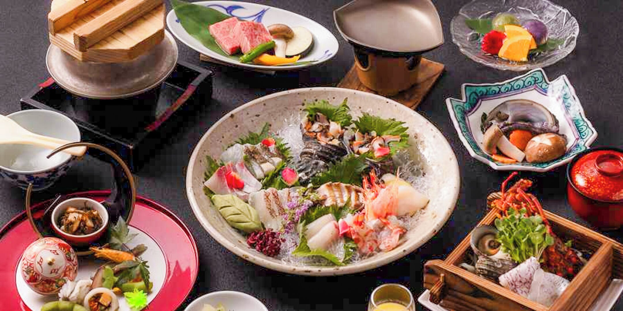 Una variedad de platos, con mariscos y verduras, dispuesta sobre una mesa.