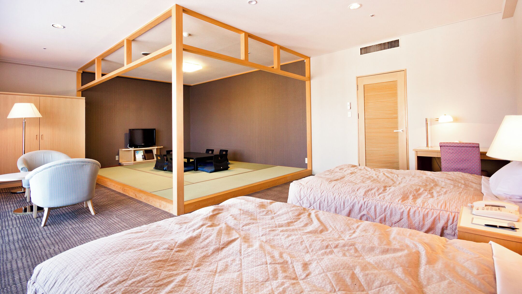 Comfort kamer, bad met handgrepen | Een bureau, verduisterende gordijnen, gratis wifi, beddengoed