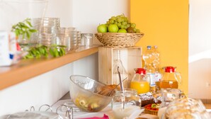 A breakfast buffet with various food items, including fruits, pastries, and beverages. - Agriturismo La Molinalda (Castelnuovo del Garda)