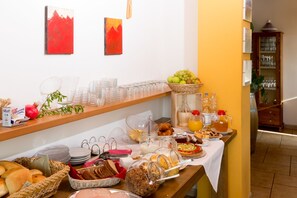 朝食 (ビュッフェ)、毎日提供 (無料)