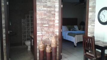 2 bedrooms, desk, iron/ironing board, WiFi